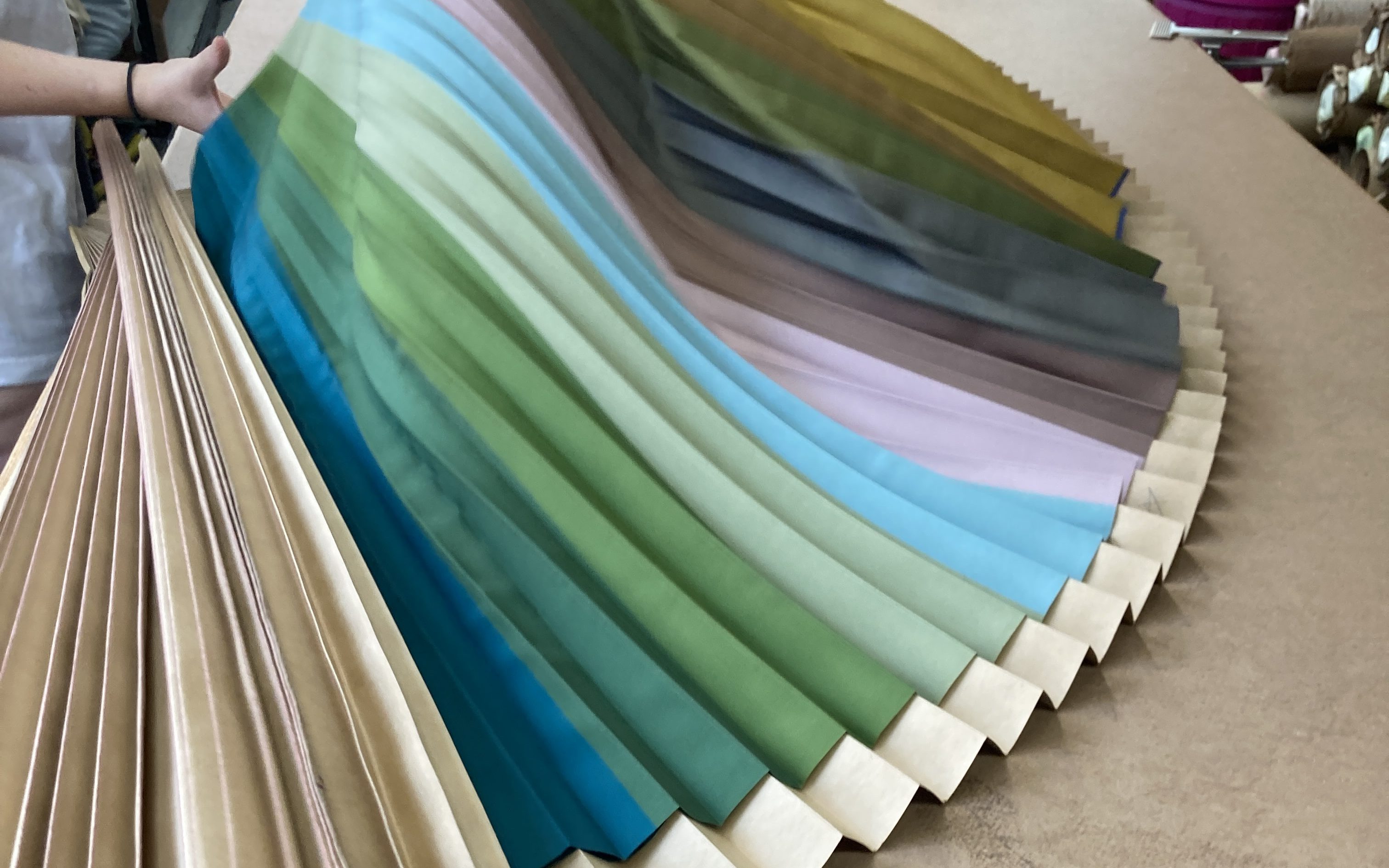 Unwrapping the pleating mold after the steam treatment.